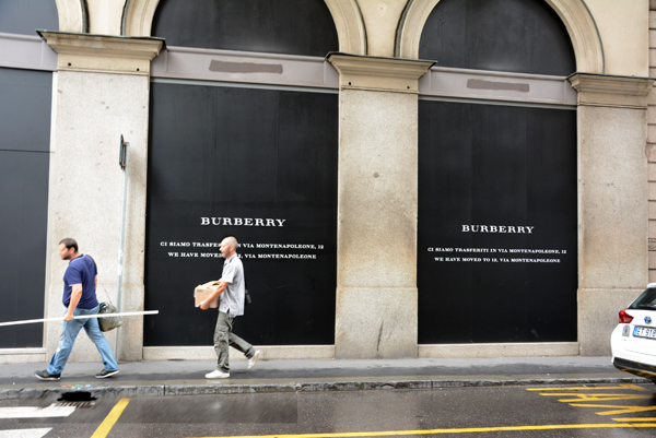 Burberry abbassa la serranda di via Verri