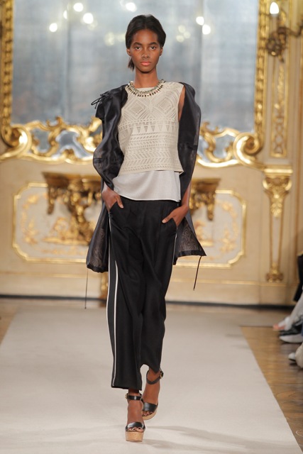 Un look della sfilata Les Copains, p/e 2015