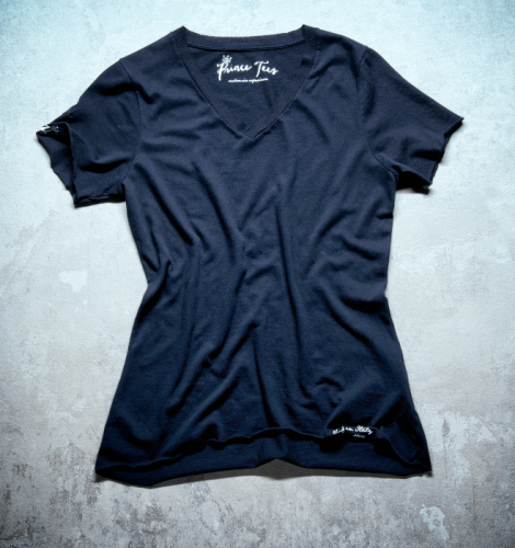 Un modello Prince Tees