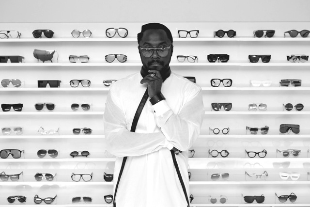 Gli occhiali di Will.i.am. nelle mani di Allison