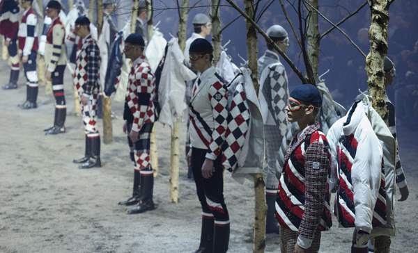 Momento della sfilata di Moncler Gamme Bleu.