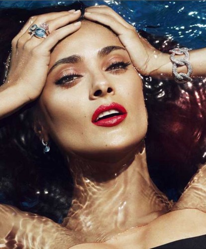 Salma Hayek in uno degli scatti nella nuova campagna Pomellato