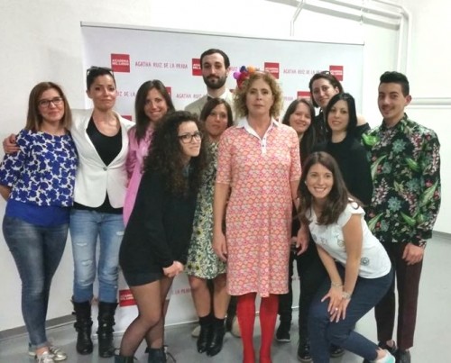 Agatha Ruiz de la Prada con alcuni studenti.
