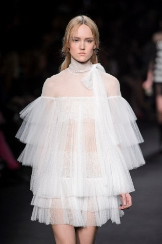 Un look dalla sfilata Valentino a/i 2015-16.