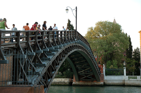 Luxottica restaura il Ponte dell’Accademia