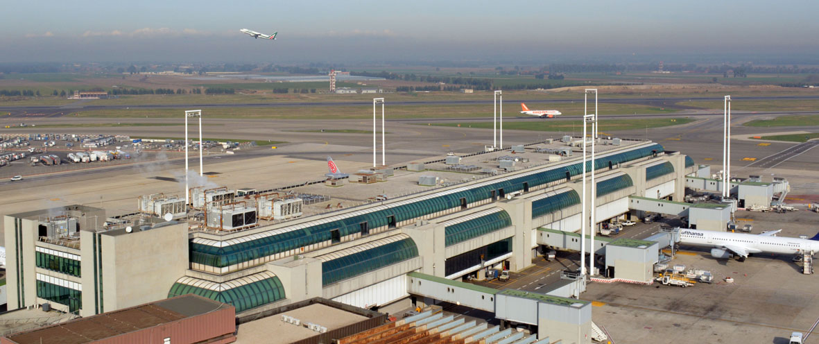A Fiumicino bruciano 400 metri quadrati di negozi