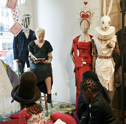 Vivienne Westwood interpreta la fiaba di Alice