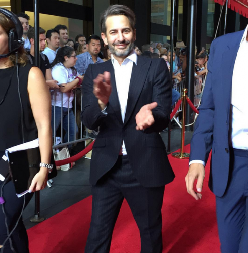 Marc Jacobs al termine della sfilata primavera/estate 2016 (foto Instagram @voguejapan).