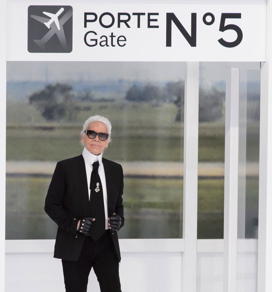 Lagerfeld presenta l’aeroporto Chanel