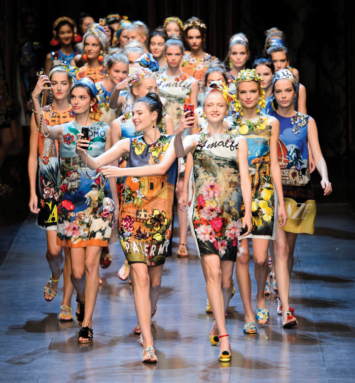 Modelle di Dolce&Gabbana sfilano a Milano scattando selfie