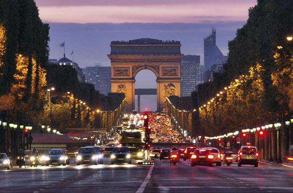 Gli Champs-Elysées si rifanno il look