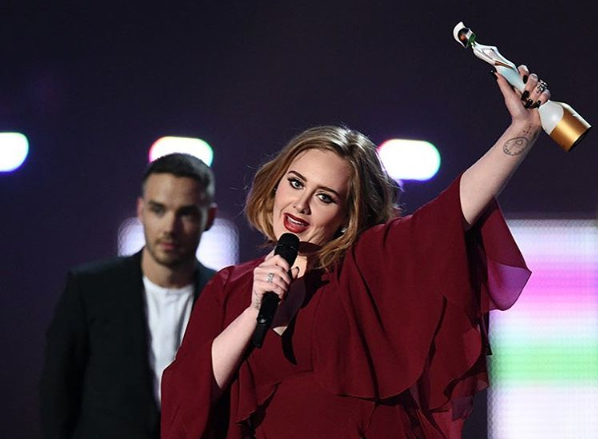 Topshop veste Adele? Autogol Instagram