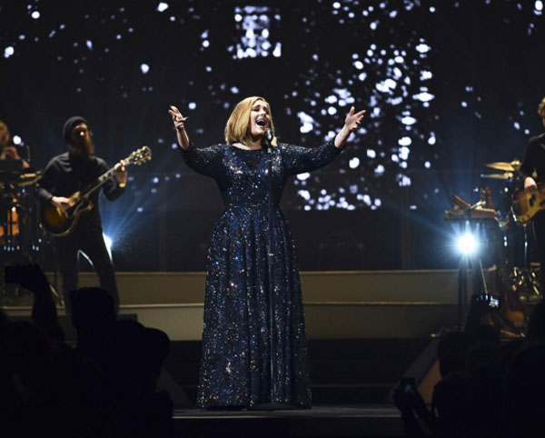 Per Adele cento colpi di Burberry