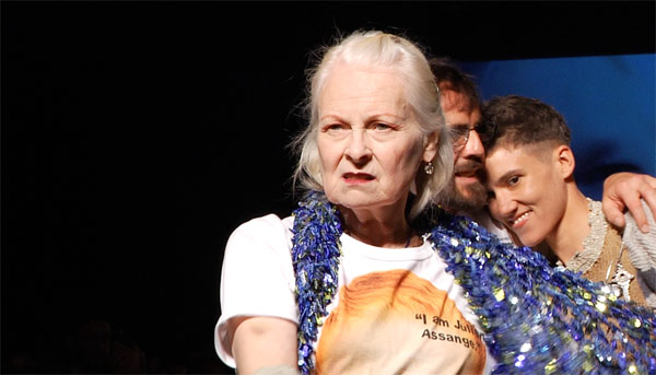 Westwood sfila pensando ad Assange