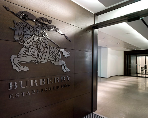 Burberry frena sul nuovo impianto a Leeds