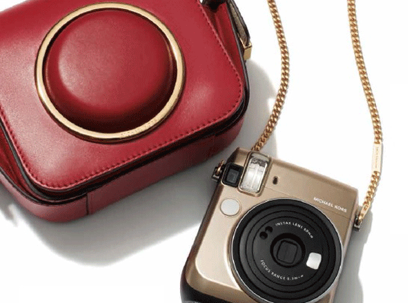 Michael Kors presenta fotocamera con Fujifilm