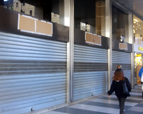 Stroili, vetrine chiuse in Vittorio Emanuele