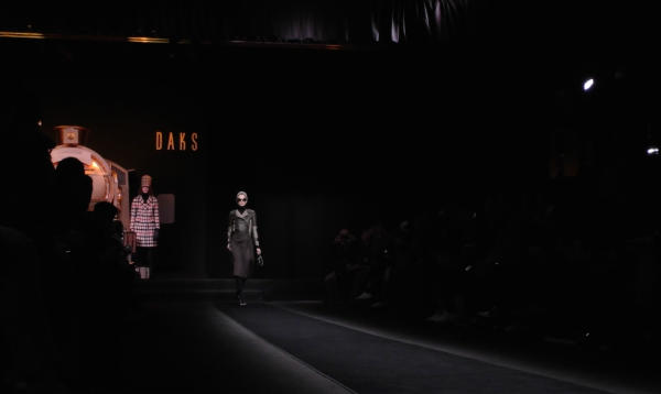 Daks sfila in Italia anche con il womenswear