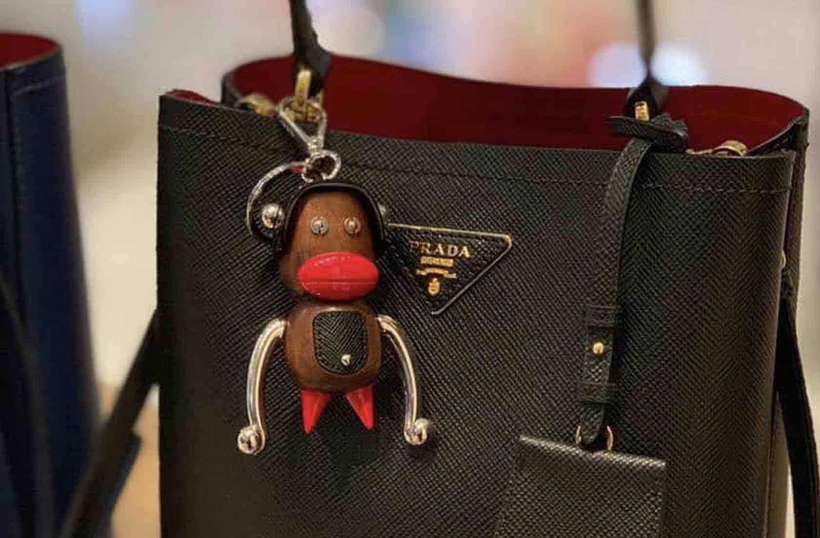 Pupazzi di colore. Prada chiede scusa