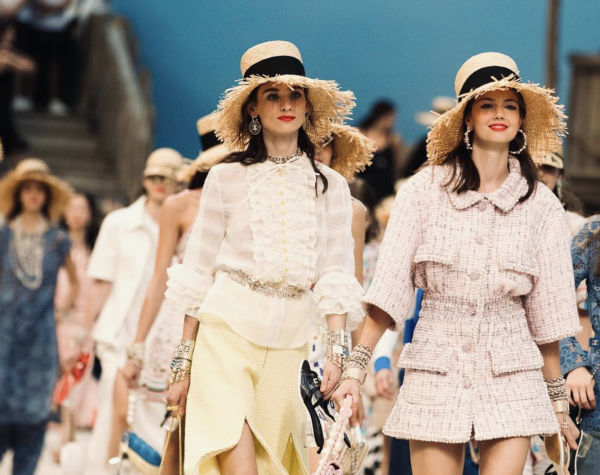 Le sfilate di Parigi al via nel ricordo di Lagerfeld