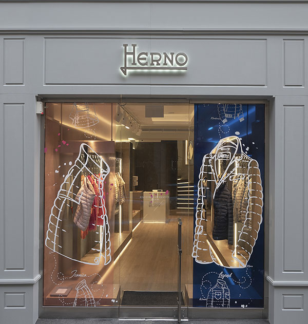 Prime vetrine parigine per Herno