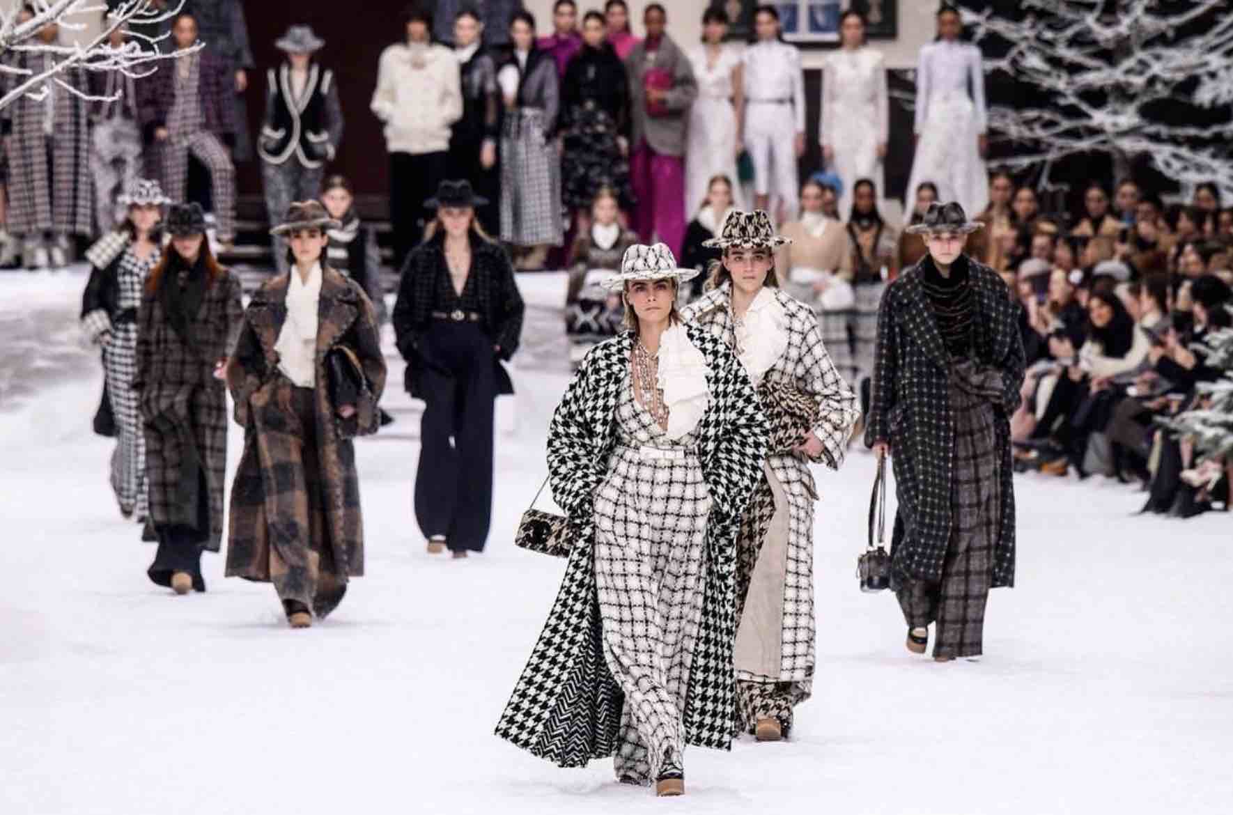 Chanel, l’ultimo tributo a Lagerfeld sfila tra la neve