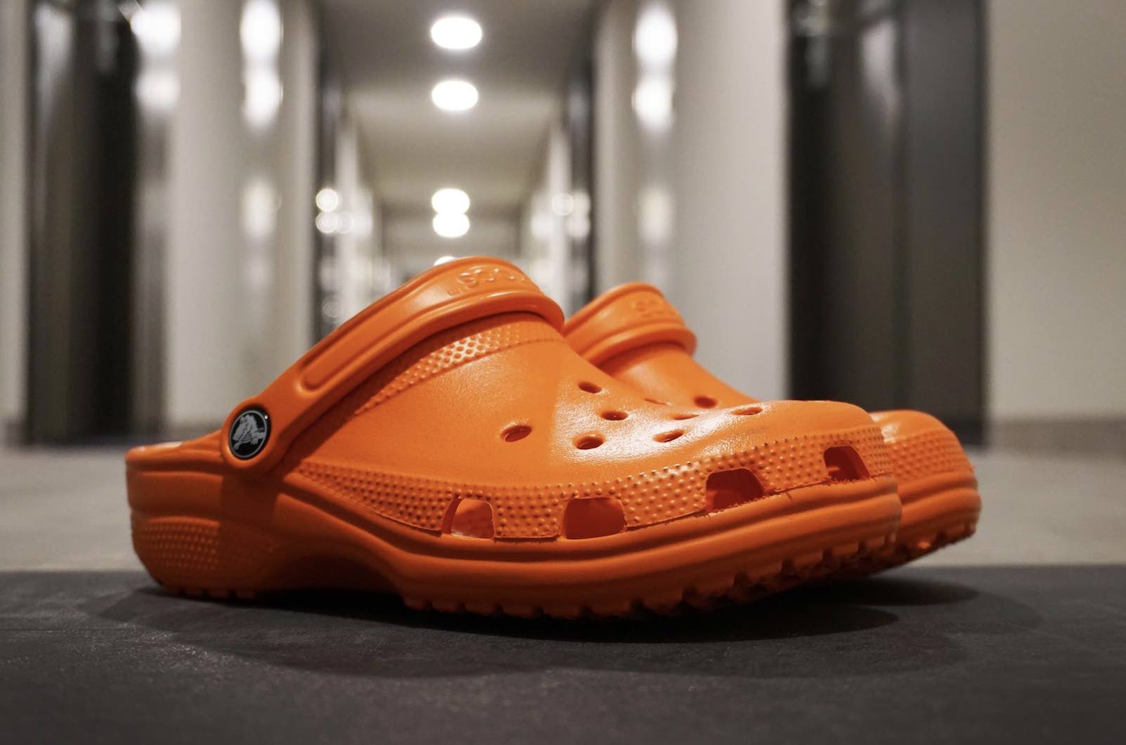 Crocs chiude in crescita, ma senza rimbalzo