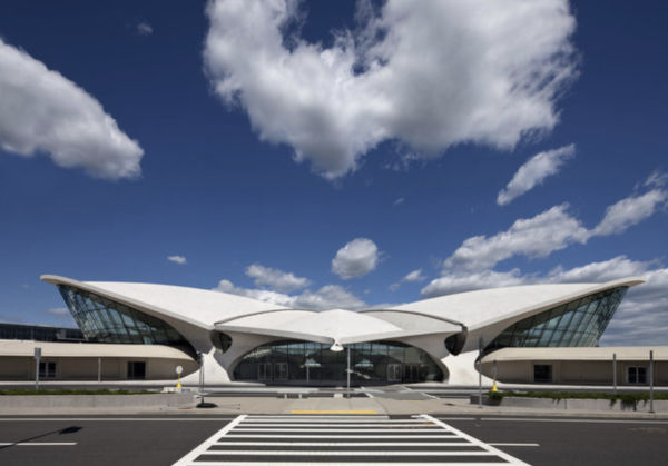 Louis Vuitton porta la cruise all’aeroporto