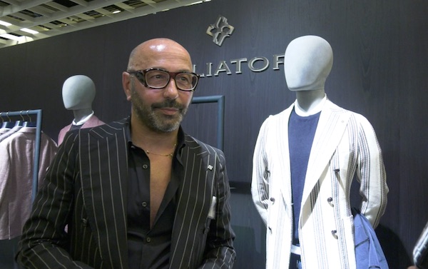 Tagliatore studia un negozio a Milano