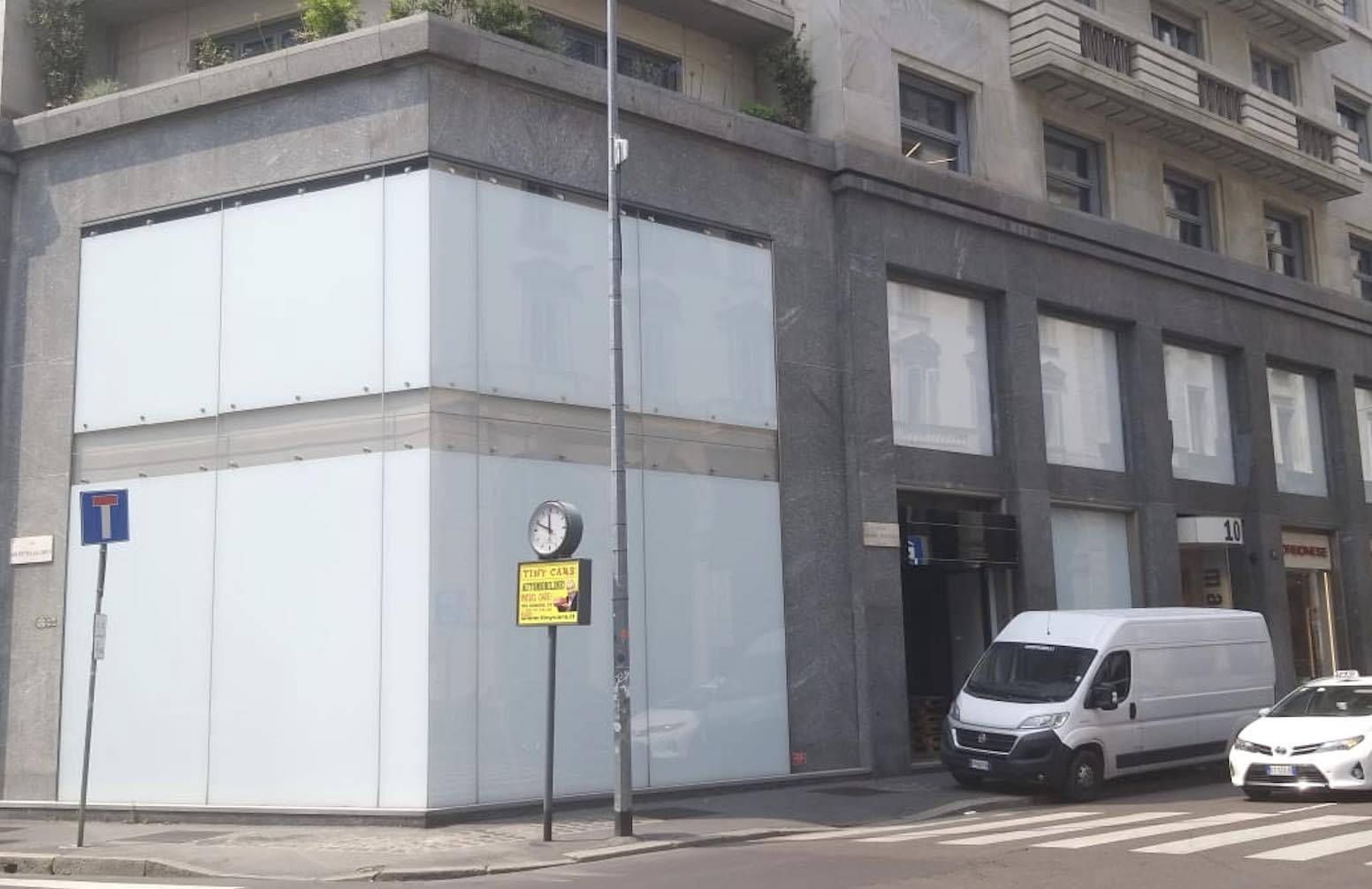 Versace Collection chiude il flagship milanese