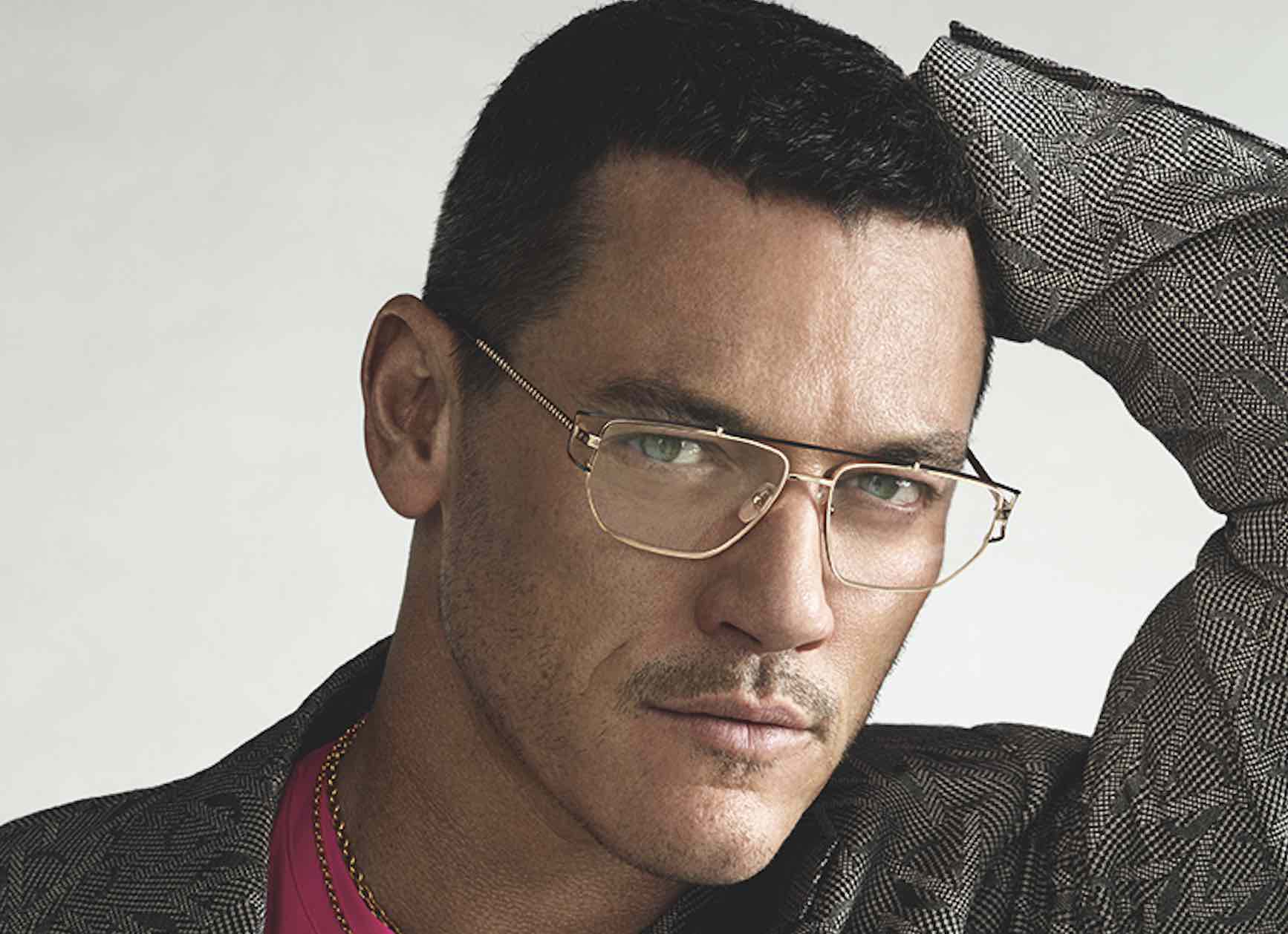 Versace sceglie lo sguardo di Luke Evans