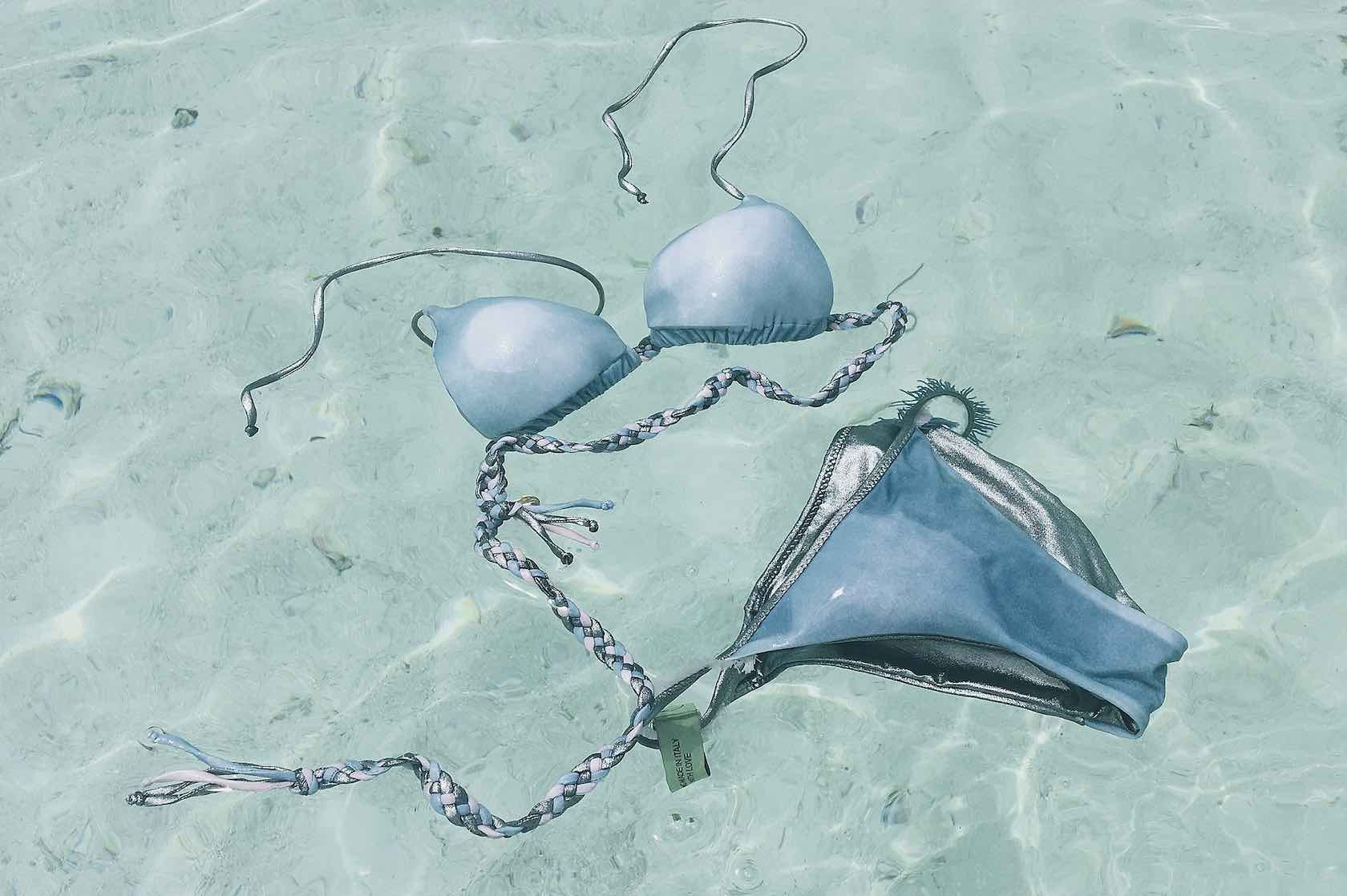 Amorissimo si tuffa in acque plastic free