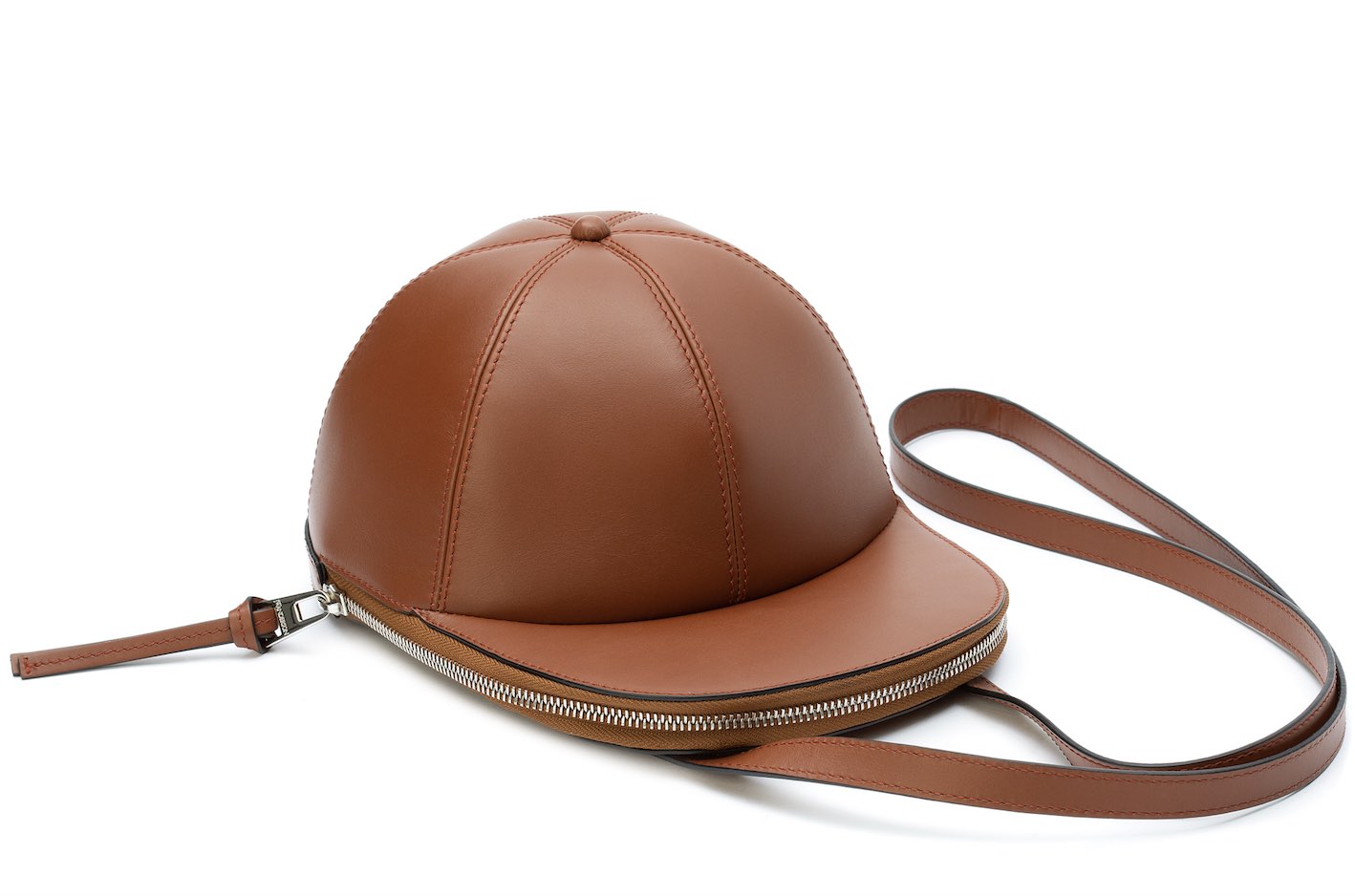 Arriva il cappello/borsa di JW Anderson