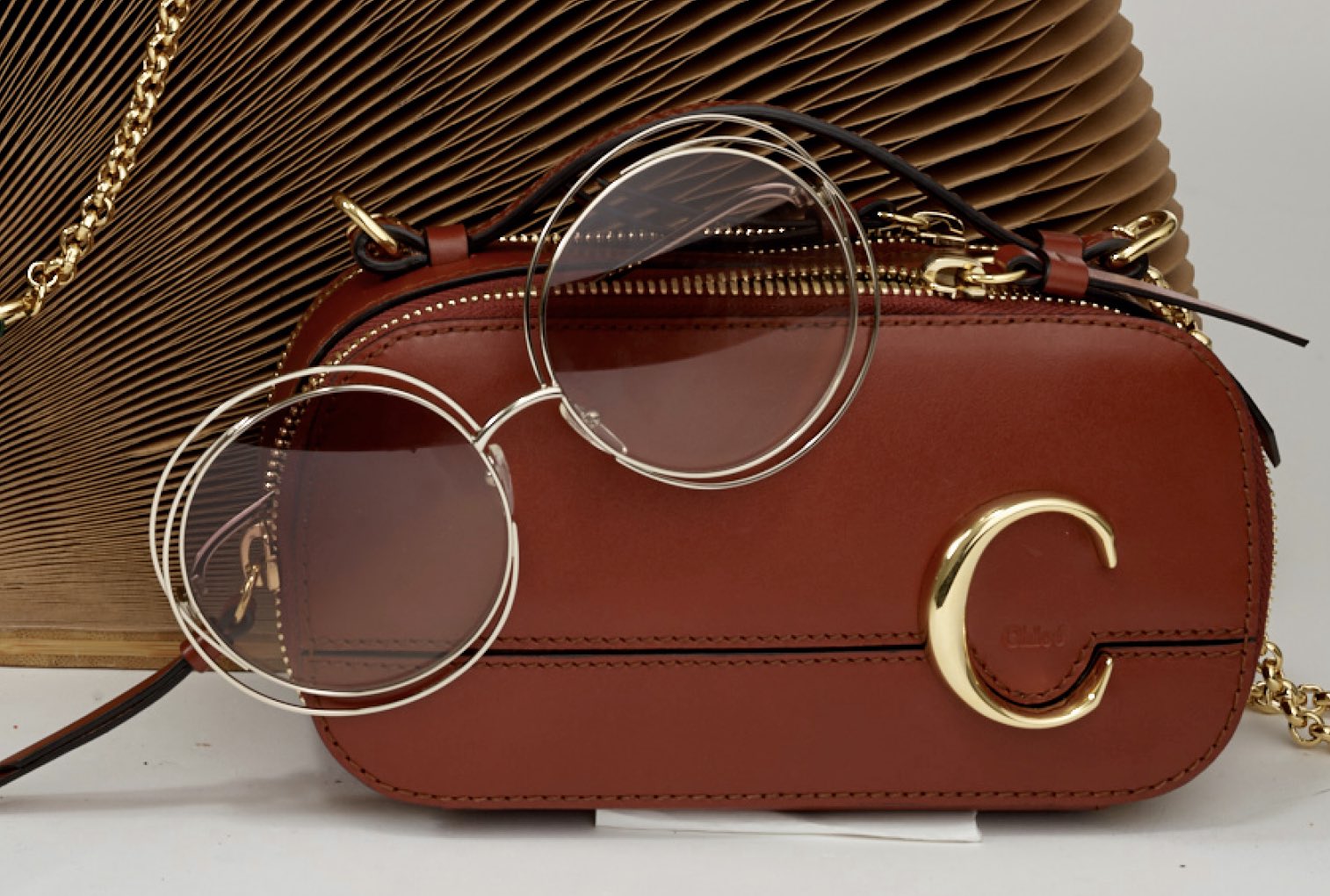 La ‘C’ bag accoglie gli occhiali Chloé