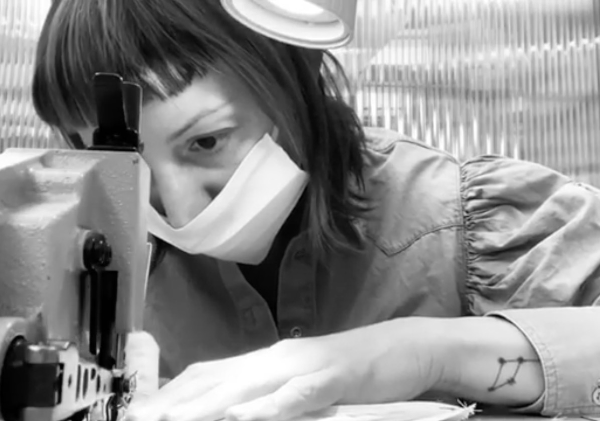 La moda cuce le mascherine per il virus