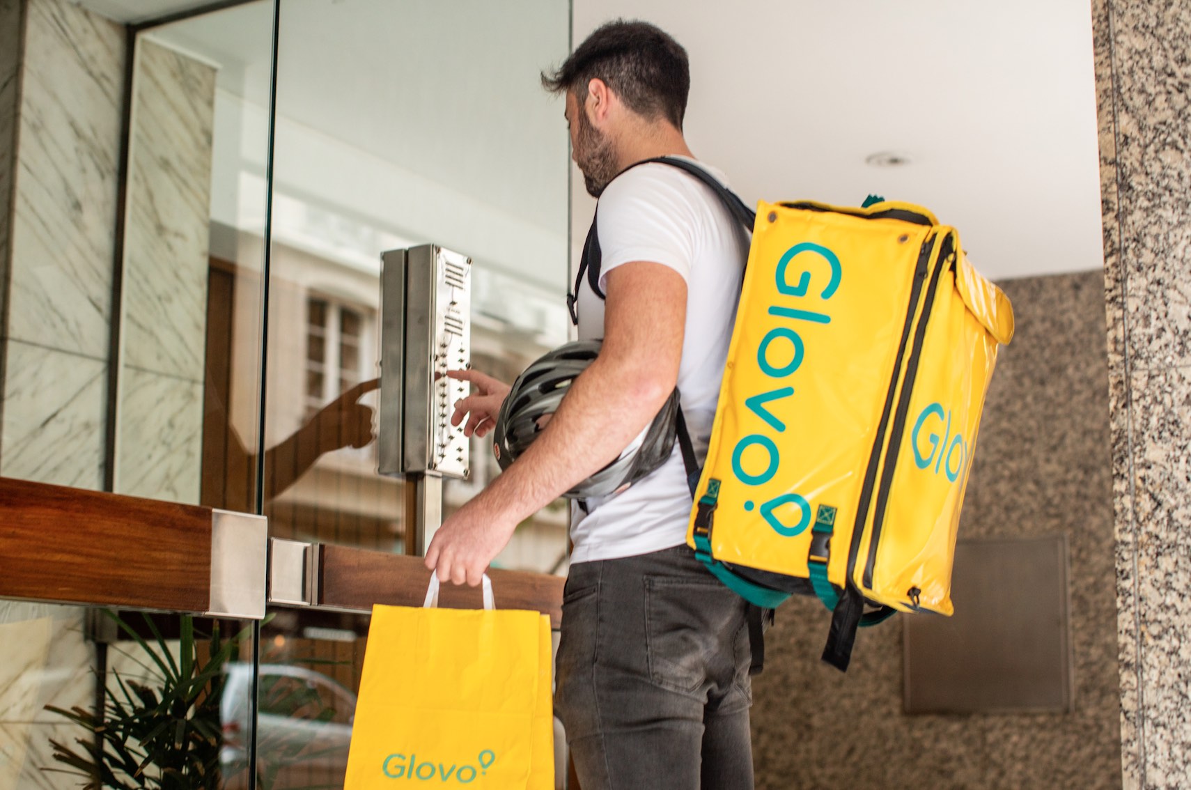 Pinko sperimenta lo shopping su Glovo
