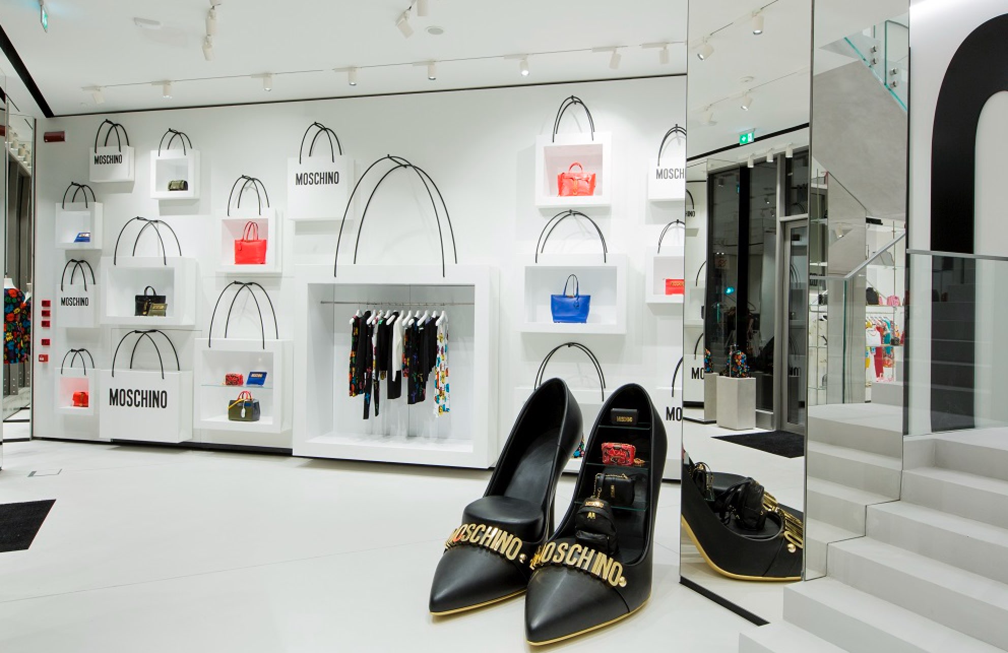 Da Moschino shopping in streaming con occhiali 3D