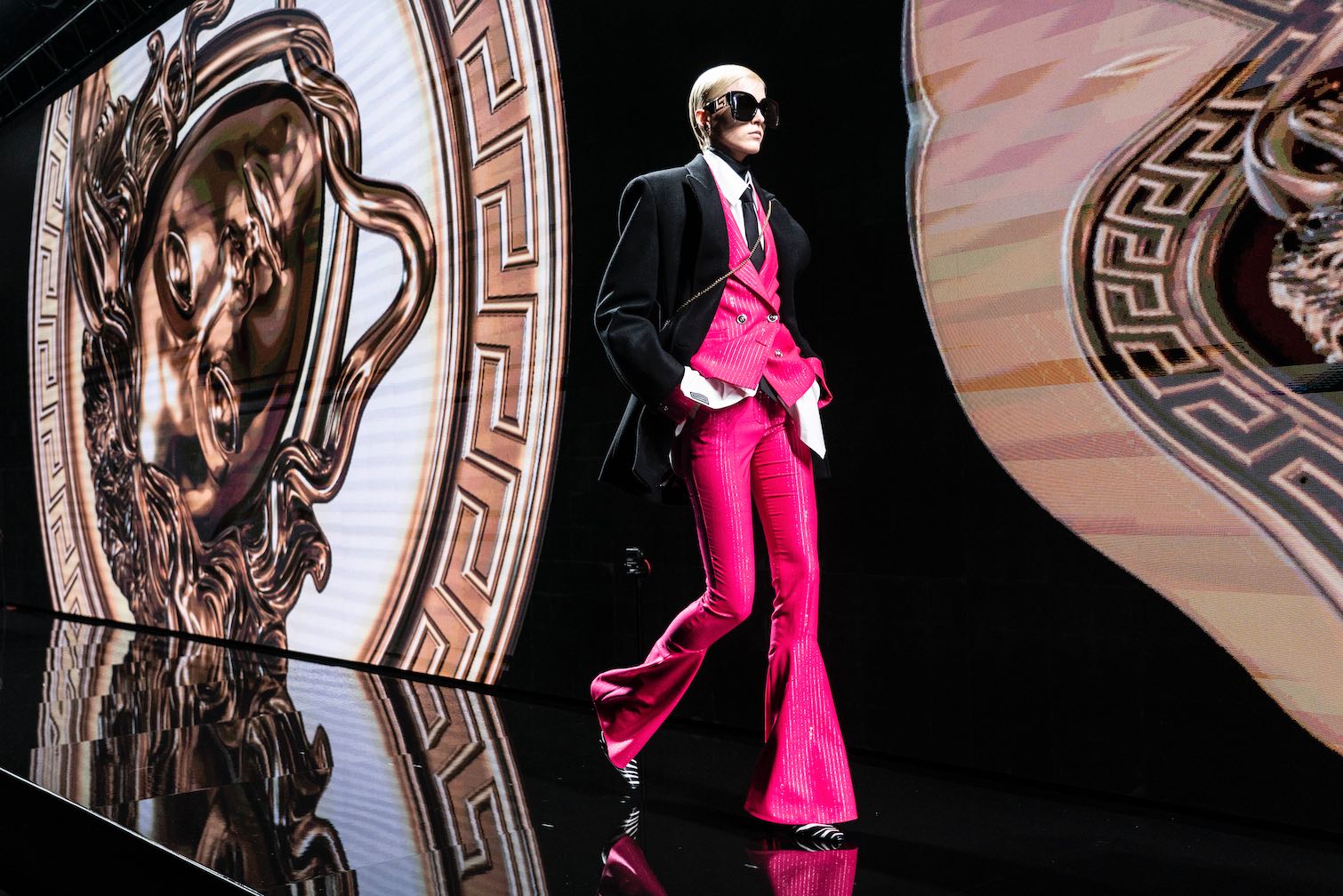 Capri Holdings vede crollo del 70%. E il debito (per Versace) fa paura