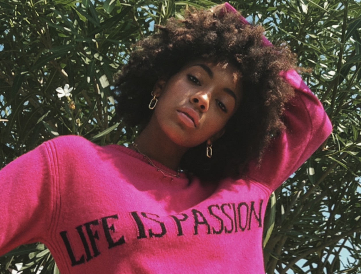 Alberta Ferretti celebra la vita su cashmere