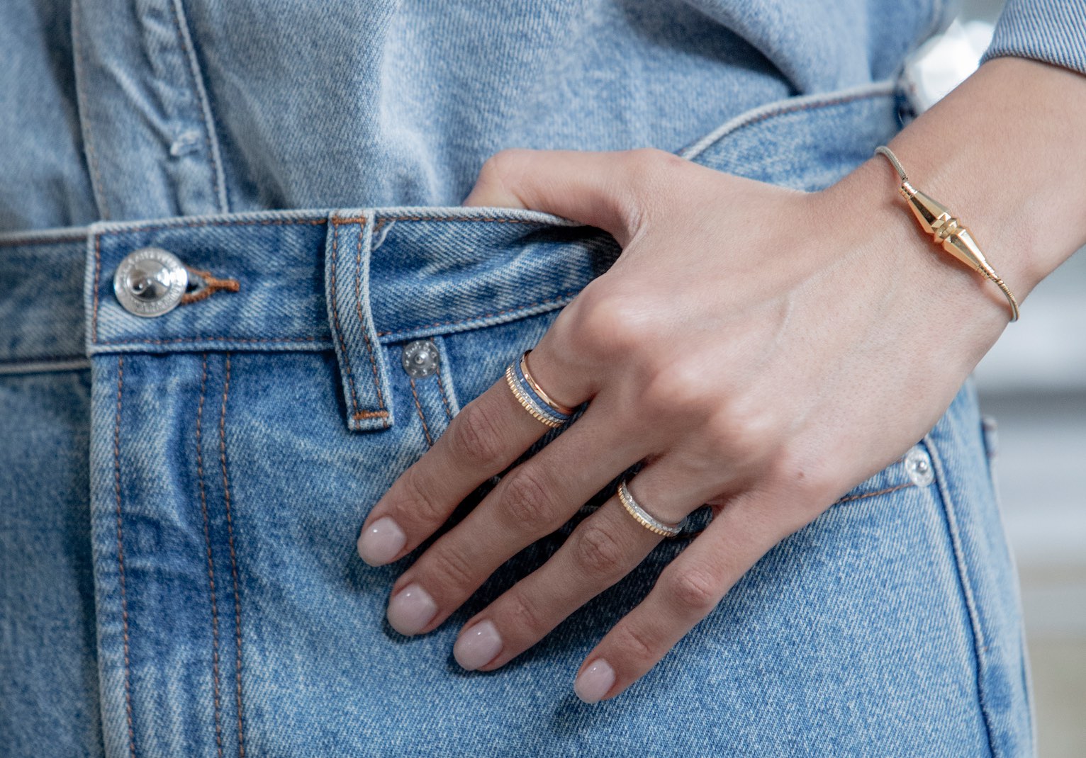 Boucheron tinge di blu la linea Quatre