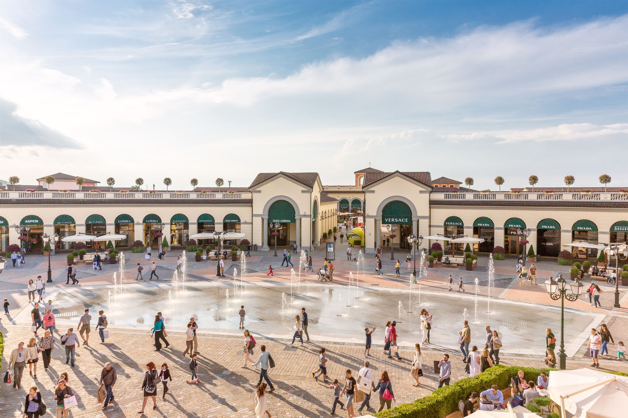 Serravalle celebra 20 anni con digital e co-branding