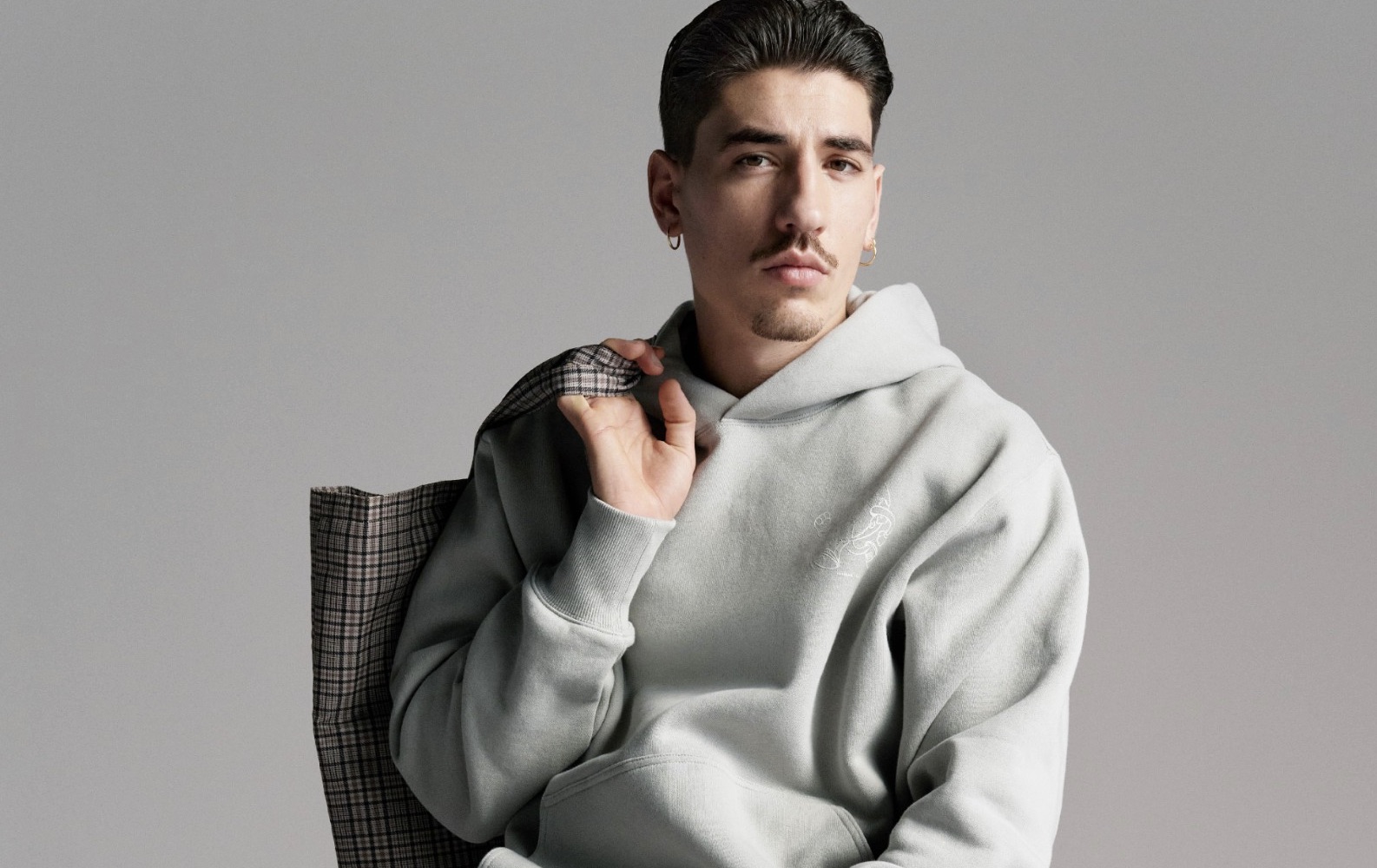 Il calciatore Bellerín firma la nuova capsule green di H&M