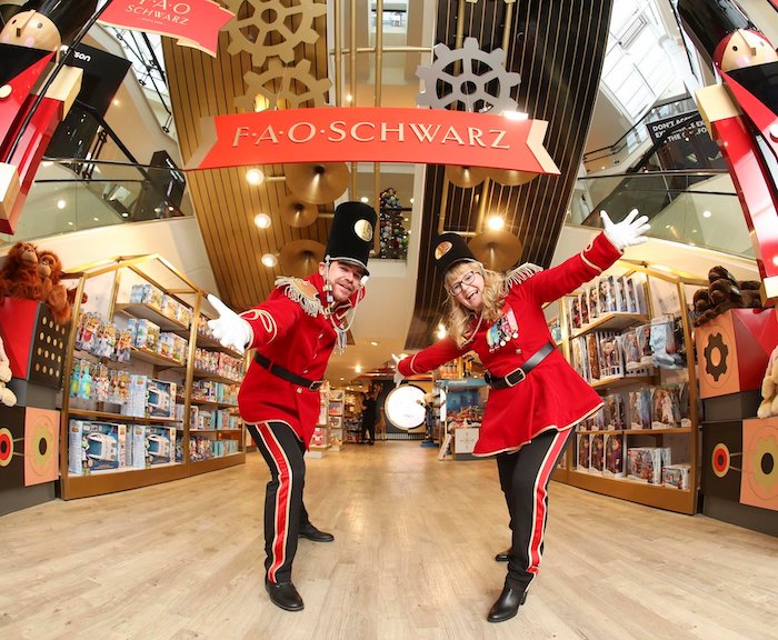 Prénatal porta in Italia Fao Schwarz