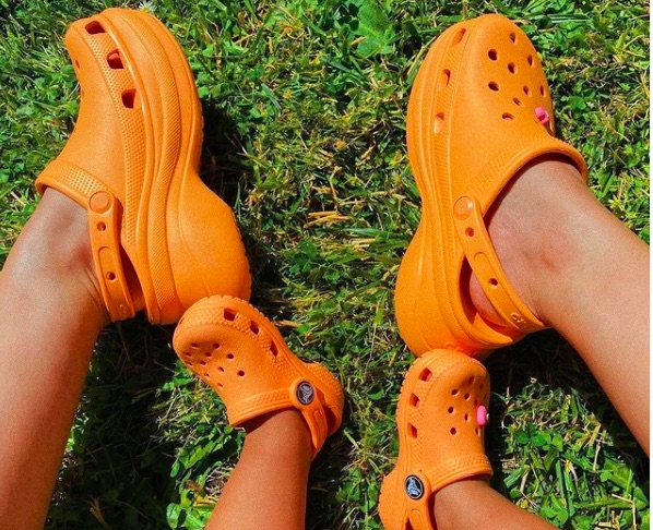 Crocs anti-crisi: nel 2026 i ricavi arriveranno a 5mld $