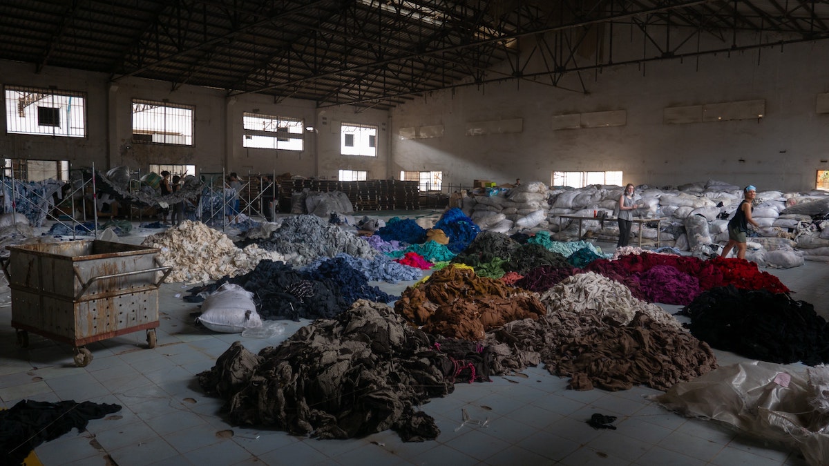 Il riciclo del fast fashion affoga le strade di Accra