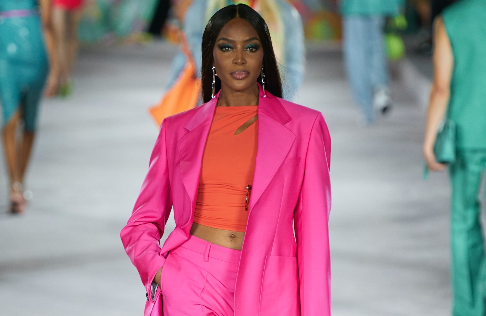 Versace brilla nei 6 mesi di Capri Holdings. Confermato target del miliardo