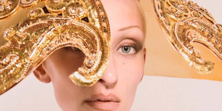Parigi, al via la couture che non teme il Covid