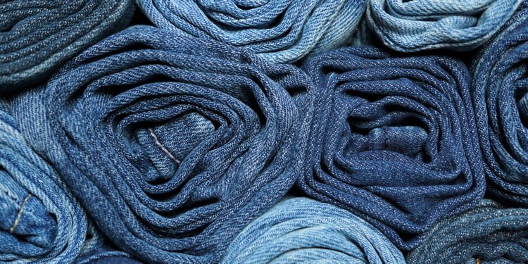 Il denimwear corre verso 79 mld $ nel 2026