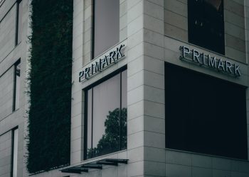 Primark vede rosa in Uk dopo la fine restrizioni