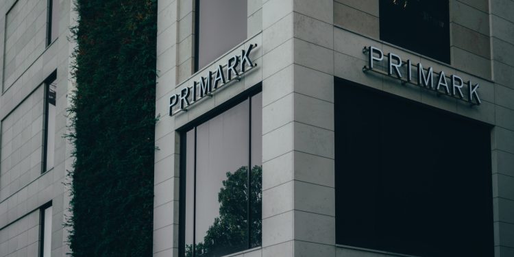 Primark vede rosa in Uk dopo la fine restrizioni